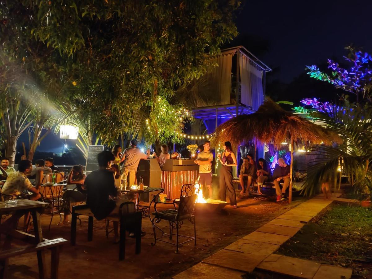 Wonderland Hostel Анджуна Екстериор снимка