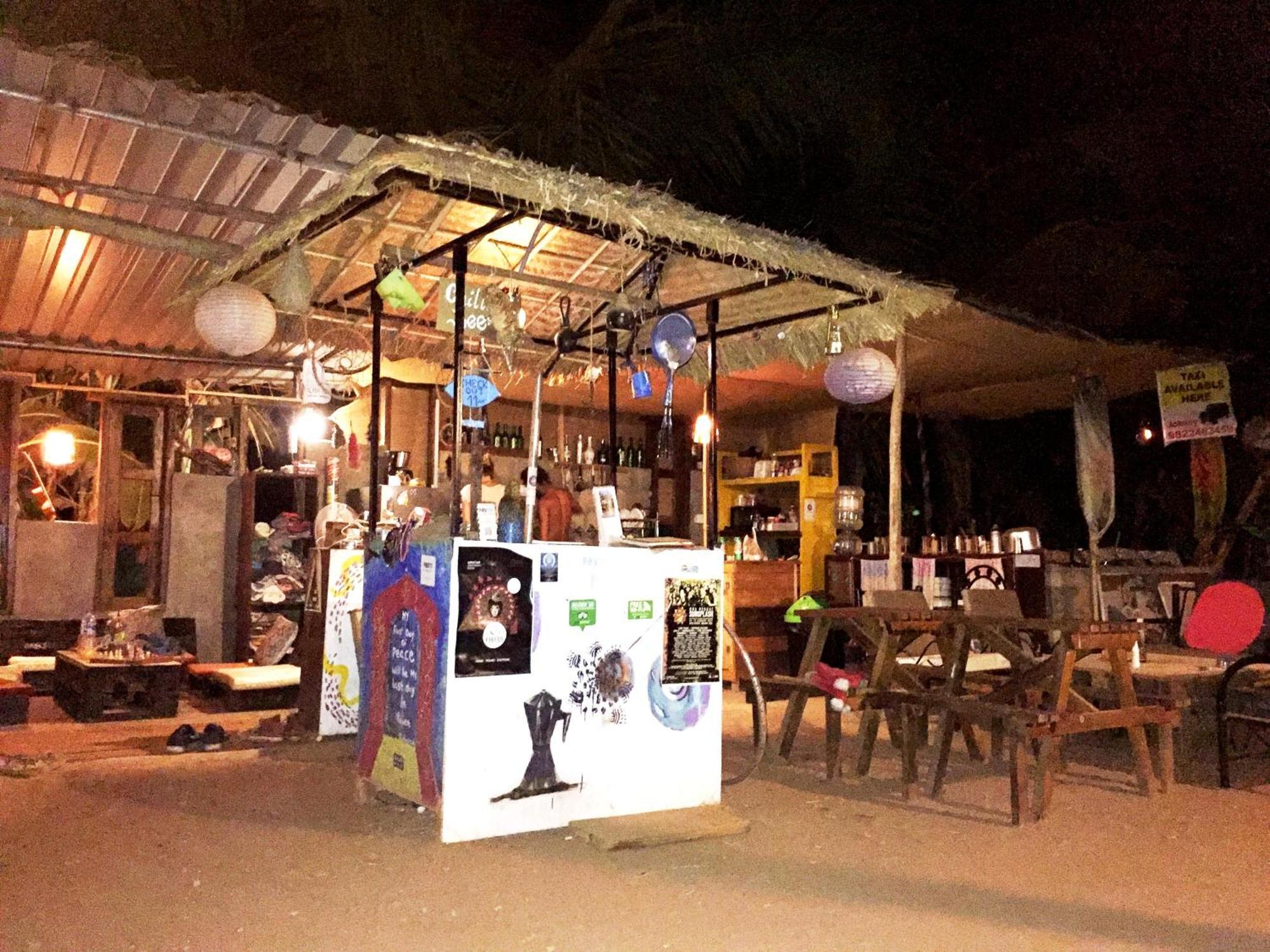 Wonderland Hostel Анджуна Екстериор снимка