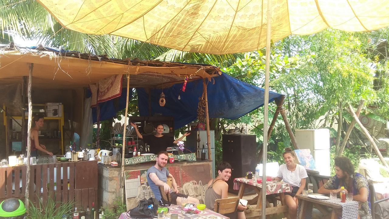 Wonderland Hostel Анджуна Екстериор снимка
